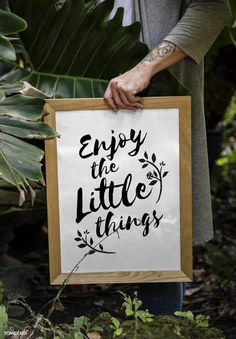 Closeup of woman's hand holding a Picture Frame with a quote on it | premium image by rawpixel.com Picture Frame Quotes, Mockup Ideas, Photo Frame Images, Frames Decor, Mom Quotes From Daughter, Art Photoshoot, Feather Drawing, Doodle Quotes, Mockup Frame