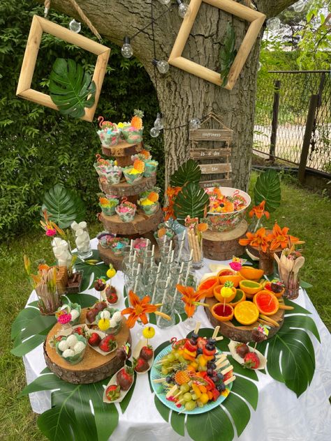 Party in the hawai style Tahiti Theme Party, Sliders Display Ideas, Samoan Party Decorations, Hawaiian Bday Party, Tropical Aesthetic Party, Tropical Bday Party, Bali Birthday Party Theme, Luau Party Aesthetic, Hawaiian Party Centerpiece Ideas