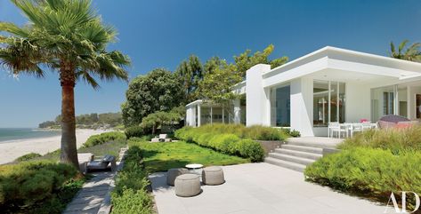 Beach House Landscaping, House On The Beach, California Beach House, Beach House Style, House Landscape, California Beach, Mid Century House, Residential Architecture, Turin