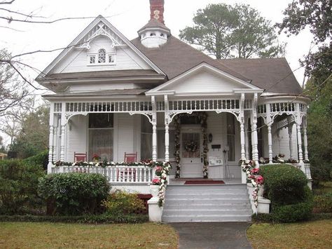 One Shabby Old House: Christmas Tour First Impressions Small Victorian House, Victorian Home Exterior, Victorian Homes Exterior, Victorian Porch, Victorian Exterior, Old Victorian Homes, Victorian Farmhouse, Country Chic Cottage, Casa Vintage