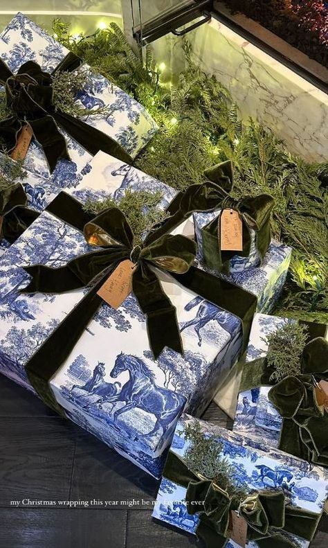 Kendall Jenner shows off over-the-top Christmas present wrapping paper and bow as fans slam family for �‘being wasteful' | The US Sun Toile Christmas, Christmas Present Wrap, Gift Wrapping Inspiration, Christmas Gift Wrap, Gift Wrap Paper, Christmas Inspo, Holiday Gift Wrap, Christmas Wrapping Paper, Christmas Aesthetic