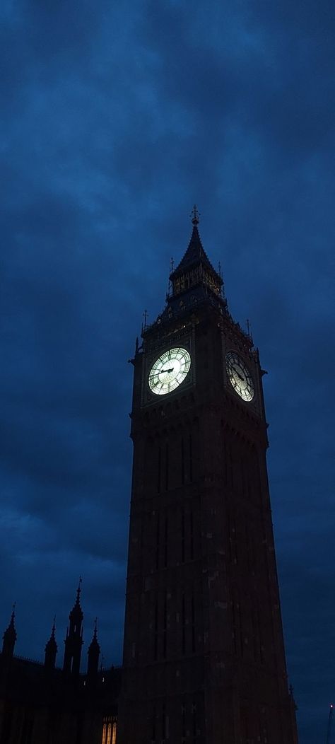 Big Ben London City Night Wallpaper, London Landscape Wallpaper, Iphone Wallpaper Night Vibes, British Wallpaper Aesthetic, Dark London Wallpaper, London Lockscreen Aesthetic, Aesthetic Places London, London In Night, London Rain Wallpaper