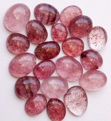 Pretty Rocks, Cool Rocks, Minerals And Gemstones, Rocks And Gems, Strawberry Quartz, How To Make Necklaces, Heart Beads, Crystal Gems, Crystals Minerals