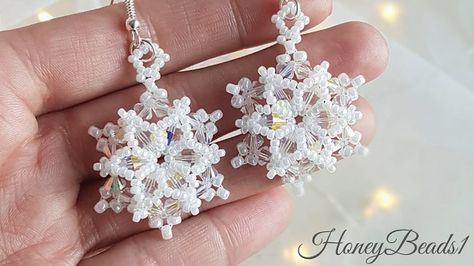 Beaded Earrings Patterns Tutorial, Easy Beading Tutorials, Easy Beading, Christmas Beading, Christmas Jewelry Diy, Snowflake Jewelry, Beadwork Tutorial, Bead Weaving Tutorials, Beaded Snowflakes