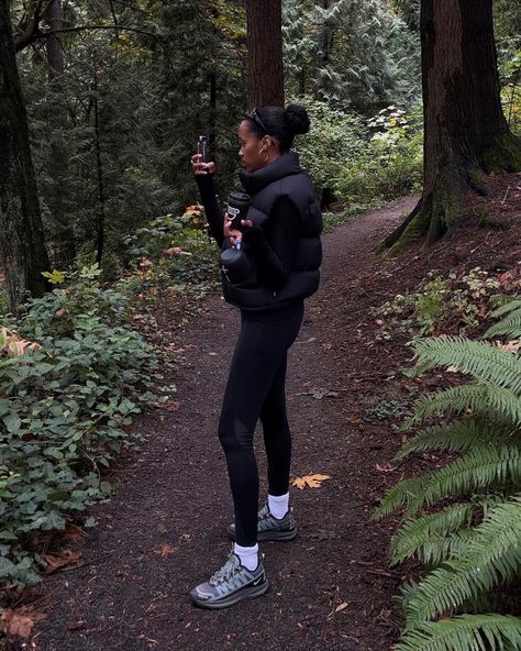 Hiking Outfit Raining, Hiking Outfit Boots, Outfits For Hiking Winter, Hiking Fits Summer Aesthetic, Outdoor Walking Outfit, Lake Tahoe Hiking Outfit, Outdoor Walk Outfit, All Black Hiking Outfit, Hike Outfit Spring