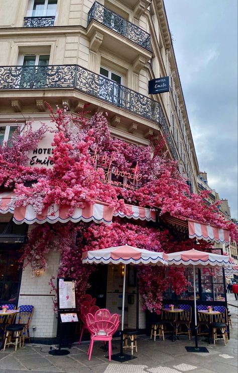 Paris La Favorite Paris Cafe With Flowers, La Favorite Paris, Flowers Pink Aesthetic, Restaurant Flowers, Paris Coffee Shop, Mood Board Fashion Inspiration, Paris Christmas, Paris Flowers, Flower Cafe