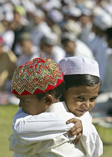 Muslim children hug each other after offering prayers Eid Song, Eid Wishes, Eid Quotes, Eid Prayer, Muslim Festivals, Eid Photos, Eid Mubarak Images, Super Short Haircuts, Biker Photoshoot