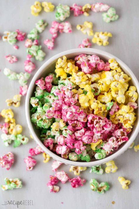 Candy Popcorn Recipe, Colorful Popcorn, Gourmet Popcorn Recipes, Flavored Popcorn Recipes, Popcorn Recipes Easy, Colored Popcorn, Easy Holiday Treats, Sweet Popcorn, Popcorn Treats