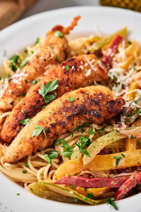 Try Olive Garden’s Chicken Scampi Pasta recipe at home. Succulent chicken, bell peppers, and a savory scampi sauce. You’ll wonder why you ever waited for a table. Olive Garden Chicken Scampi, Chipotle Grilled Chicken, Chicken Scampi Pasta, Copycat Olive Garden Chicken, Chipotle Recipes Chicken, Chinese Chicken Salad Recipe, Olive Garden Chicken, Chicken Scampi, Scampi Pasta