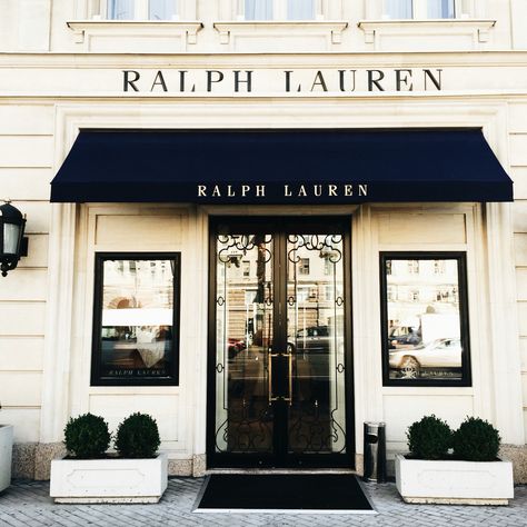 Ralph Lauren Lifestyle, Old Money Interior Design, Polo Aesthetic, Old Money Interior, Messy Chic, Ralph Lauren Aesthetic, Ralph Lauren Store, Charlotte York, Ralph Laurent