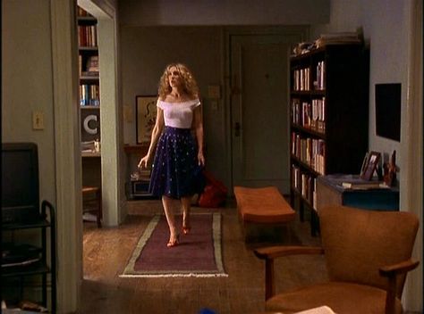 Carrie Bradshaw's apartment... Drool over that bookcase and organization of mags Carrie Bradshaw Apartment, Carrie Bradshaw Outfits, Carrie Bradshaw Style, Mr Big, Single Girl, Movie Sets, City Apartment, Sarah Jessica Parker, Carrie Bradshaw