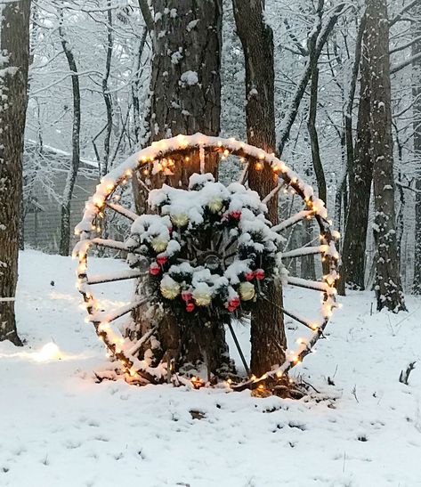 Outdoor Wagon Wheel Decor, Outdoor Farm Christmas Decorations, Small Wagon Decor Ideas, Diy Christmas Yard Decorations Lights, Rusty Christmas Decor, Rustic Christmas Outdoor Decor, Wagon Wheel Christmas Decor, Metal Wagon Wheel Decor Outdoor, Old Wagon Wheel Ideas