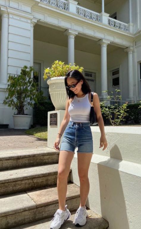 levis 501 mid thigh shorts paired with white ribbed tank top for summer outfit inspo Ribbed Top Outfit, Cropped Tank Top Outfit, White Crop Top Outfit, White Tank Top Outfit, Look Short Jeans, White Tops Outfit, Stone Shapes, Look Grunge, Top Summer Outfits