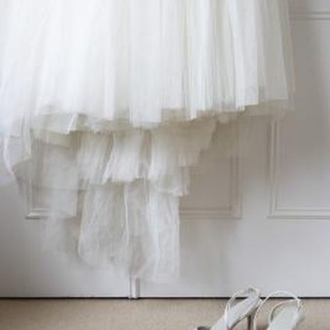 A detachable wedding skirt adds drama to a short wedding dress. How To Make A Tulle Skirt, Detachable Wedding Skirt, Ballerina Skirt, Wedding Dress Alterations, Diy Wedding Dress, Wedding Skirt, Dress Alterations, Tulle Tutu, School Dresses