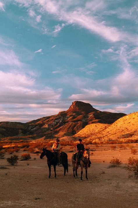 Sunset Horseback Riding in Lajitas, Texas – Big Bend Ranch State Park mit Lajitas Golf Resort / Texas USA Roadtrip Travel Guide by Alice M. Huynh Western Texas Aesthetic, Big Bend Texas, Bucket List Places To Travel Usa, El Paso Texas Aesthetic, Usa Travel Aesthetic, Texas Astethic, Rural America Aesthetic, Texas Ranch Aesthetic, West Texas Aesthetic