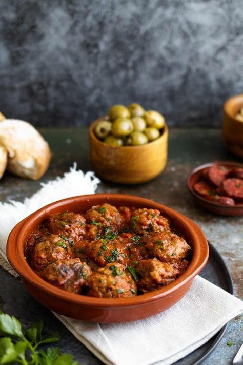 Spanish Meatballs Tapas, Spanish Beef Recipes, Spanish Street Food, Spanish Meatballs Recipe, Spanish Albondigas Recipe, Spanish Albondigas, Small Plates Food Ideas, Spanish Motivation, Polo Tailgate