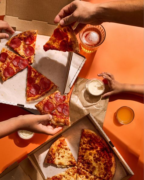 Pizza days are chaotic! for @eatcaptureshare_and@thelittleplantation Challenge 2 sharing #EatCaptureShare #ECSfoodpower@emmacroman@alysonsimplygrows Delicious pizza from our local spot @sunfirepizzeria and its alice approved so thats saying something! #pizza#foodphotograhy #lifestylephotography #pretzels #productphotography #vancouverfoodphotographer #vancouverphotographer #food #bread #baking Retro Pizza Aesthetic, Pizza Product Photography, Pizza Photography Ideas, Pizza Party Aesthetic, Pizza Content, Pizza Food Photography, Pizza Shoot, Pizza Commercial, Pizza Photoshoot