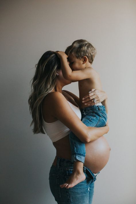 Home Maternity Photography, Diy Maternity Photos, Studio Maternity Shoot, Maternity Picture Outfits, Maternity Photoshoot Ideas, Maternity Studio Photoshoot, Family Maternity Pictures, Maternity Photography Family, Studio Maternity Photos