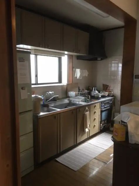 Japanese Apartment Aesthetic Kitchen, Old Japanese House Aesthetic, Inside Japanese Home, Japan Houses Interior, Old Japanese Kitchen, Old Korean Apartment, Japanese Apartment Ideas, Japan Style Kitchen, Poor Japanese Apartment