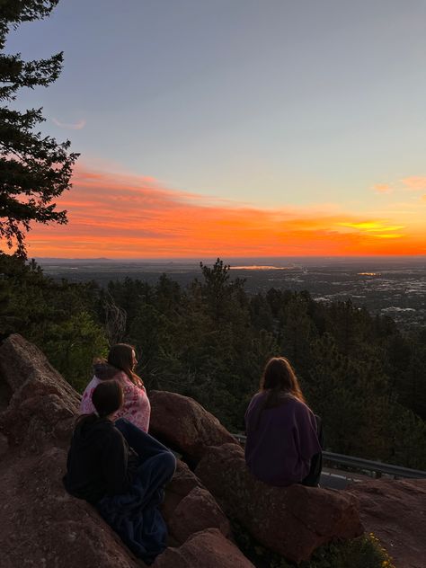 Friends Mountain Pics, Driving Through Mountains Aesthetic, Sunset Aesthetic Friends, Friends Exploring Aesthetic, Sunrise Hike Pictures, Sunset Hike Pictures, Sunrise Pictures Mountains, Sunrise On Mountains, Mountain Date Aesthetic