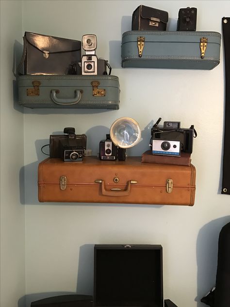 Vintage suitcase shelfs with camera collection display Film Camera Display Ideas, Vintage Camera Decor Ideas, Display Vintage Cameras, Vintage Office Paint Colors, Camera Home Decor, Camera Wall Display, Vintage Room Diy Decor Ideas, Vintage Camera Display Ideas, Camera Decor Ideas