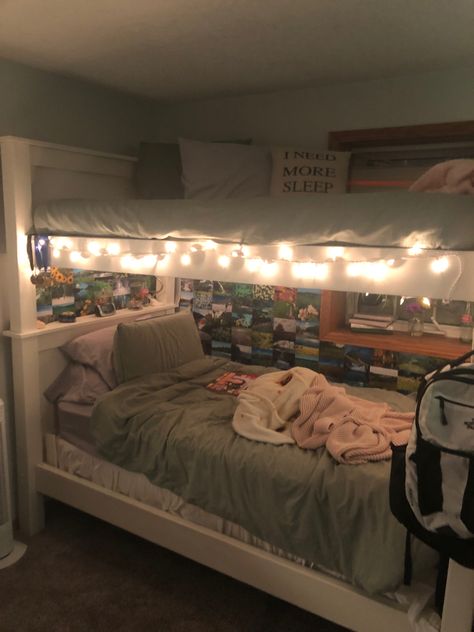 Room Ideas With A Bunk Bed, Bedroom Inspo Bunk Bed, Shared Bedroom Ideas Bunkbeds, Room Ideas For Two Sisters Aesthetic, Bedroom Ideas 2 People, Bunk Bed Decor Ideas, Bedroom Ideas Bunkbeds, Room Ideas Bunk Beds Aesthetic, Bed Fort Ideas