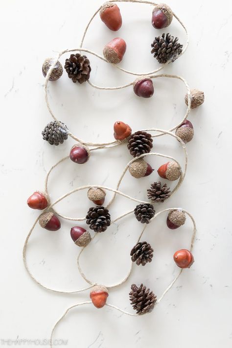 fall decor, DIY fall crafts, fall crafting ideas, homemade acorn garland Diy Fall Garland, Autumnal Decor, Acorn Garland, Diy Osterschmuck, Fall Acorns, Pinecone Garland, Acorn Crafts, Diy Pinecone, Fall Garland