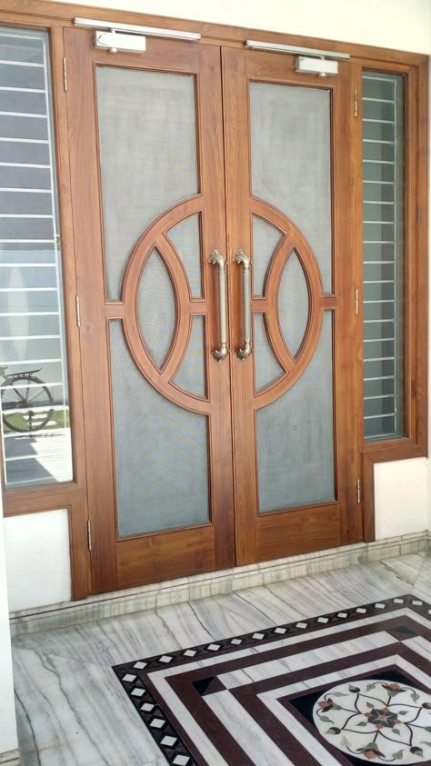 Wooden Door Design Jali, Wooden Main Door Jalli Design, Mane Door Design Jali, Single Net Door Design, Jali Door Design Modern Dabal Door, Front Door Jali Design, Jali Main Door Design Modern, Main Door Jalli, Main Door Mesh Design