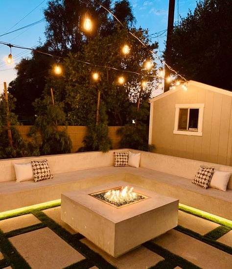 Built In Backyard Seating, Built In Firepits Backyard Ideas, Backyard Patio Designs Concrete, Diy Concrete Bench, Outdoor String Lights Backyard, Concrete Yard, Desert Backyard, Pavers Backyard, Outdoor Fire Pit Designs