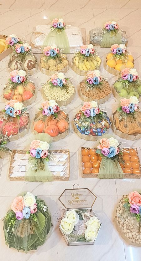 Engagement Fruit Tray, Fruits Basket Decorations For Wedding, Bridal Shower Gift Basket Ideas Diy, Engagement Plate Decoration Ideas, Gift Packing Ideas Wedding Fruit Basket, Fruits Packing For Engagement, Engagement Fruits Packing Ideas, Fruit Packing For Wedding, Marawa Packing Ideas