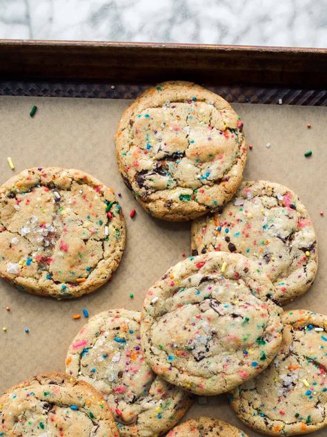 Sprinkle Chocolate Chip Cookies by Wood and Spoon blog. These are chocolate chip cookies with added color and sweetness from rainbow sprinkles. Combined, the chocolate and nonpareils made a textured and flavorful chocolate chip cookie that is festive and fun to make. These simple cookies are easy to make and delicious for the whole family. Find the recipe on thewoodandspoon.com Freezer Cookie Dough, Soft Frosted Sugar Cookies, Mini Cinnamon Rolls, Peppermint Ice Cream, Funfetti Cookies, Cookie Dough Recipes, Sugar Cookie Frosting, Sprinkle Cookies, Salted Chocolate