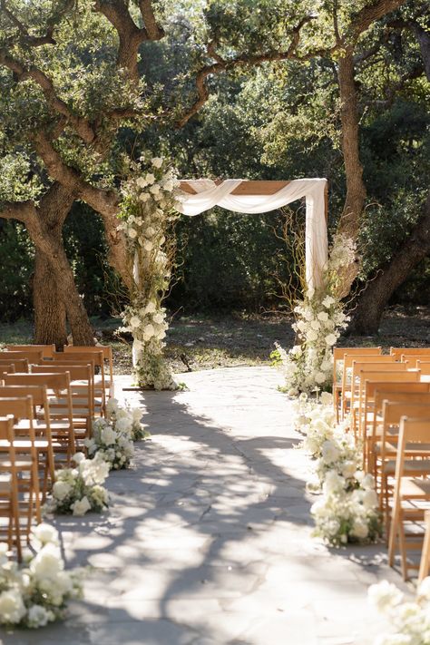 Outside Wedding Isles, Wedding Decor Simple Outdoor, Elegant Garden Wedding Ceremony, Aile Decorations Wedding Outdoor, Classic Wedding Outdoor, Simple Elegant Backyard Wedding, Spring Aesthetic Wedding, Luxury Outdoor Wedding Ceremony, Wedding Venues Outdoor Simple