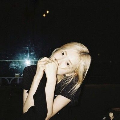 Are We Still Friends, Blackpink Rosé Aesthetic, Rosé Aesthetic Blackpink, Rosé Girlfriend Material, Rosé Blackpink Aesthetic, Jenny Rose, Secret Photo, Rose And Rosie, Cute Black Wallpaper