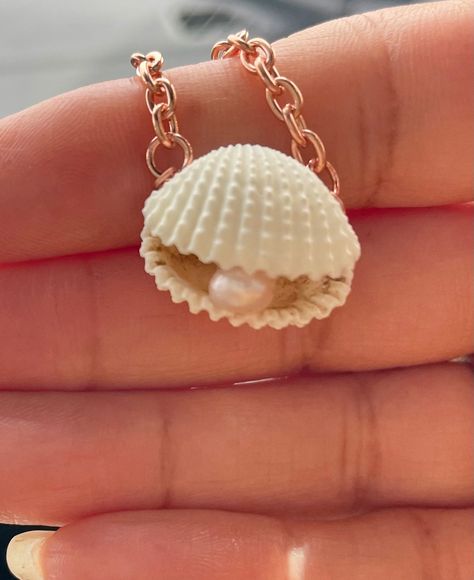 Tiny Pearl and Shell Necklace - Etsy Afro Jewelry, Shells Diy, Beachy Jewelry, Organic Jewelry, Bead Charms Diy, Seashell Jewelry, Seashell Necklace, Seashell Crafts, Shell Necklace