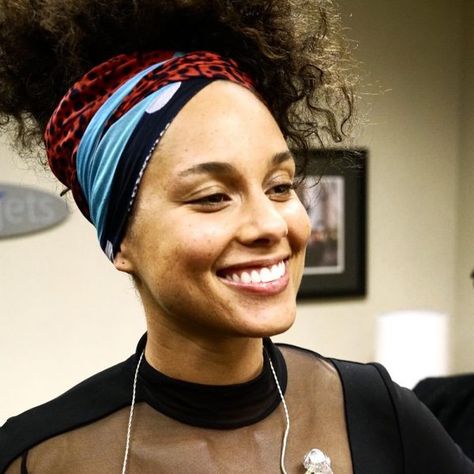 Going Makeup Free, Alicia Keys Hair, Alisha Keys, Feminine Icons, Women Lawyer, Makeup Free, Alicia Keys, Gift Inspiration, Celebrity Beauty