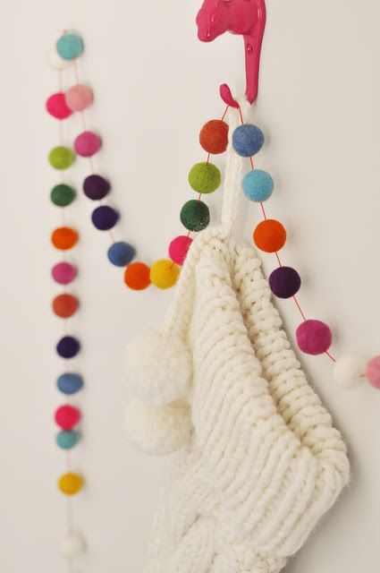 Diy Slinger, Holidays Ideas, Diy Christmas Garland, Modern Holiday Decor, Diy Pom Pom, Ball Garland, Felt Ball Garland, Pom Pom Garland, Felt Garland