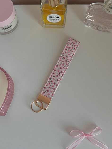 Handmade wristlet Measurements: 6 x 1 inches Gold hardware Pink floral fabric 100% cotton Key Wristlet Aesthetic, Cute Wristlet Keychains, Cute Keys Aesthetic, Cute Car Keys Keychains Ideas, Sew Keychain, Cute Car Keys, Aesthetic Keys, Cute Keychain Aesthetic, Coquette Keychain