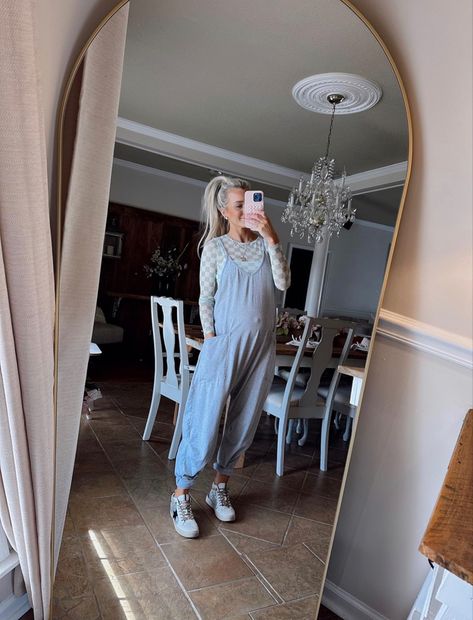 Photo creds to marycaitlynkirkland Pregnant Romper Outfit, Maternity Overalls Outfit, Maternity Jumpsuit Outfit, Free People Maternity, Shortalls Outfit, Bump Fashion, Summer Onesies, Maternity Romper, Baggy Overalls