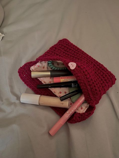 Crochets Aesthetics, Crochet Bed Pocket, Pouch Design Crochet, Crochet Red Yarn Projects, Back To School Crochet Projects, Crochet For Your Boyfriend, Crochet Projects With Red Yarn, Aesthetic Crochet Pouch, Craft Sale Crochet Ideas