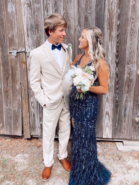 Blue And Tan Prom Couple, Prom Date Color Ideas, Hoco Looks Couples, Cool Prom Couple Outfits, Senior Prom Couples, Cute Matching Prom Couples, 2023 Prom Pictures, Hoco Color Ideas, Navy Blue Prom Couple Outfit