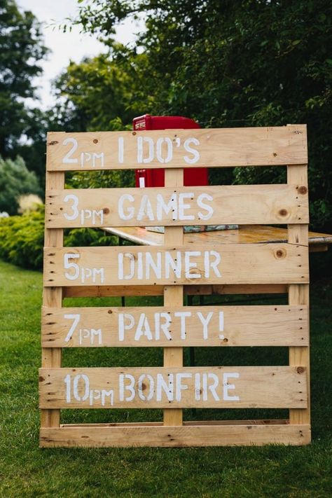 easy diy backyard wedding sign ideas Small Party Wedding Ideas, Rustic Backyard Wedding Ideas On A Budget, Small Yard Wedding Ideas, Country Wedding Outdoor, Wedding Ideas On A Budget Summer, Cute Rustic Wedding Ideas, Simple Small Outdoor Wedding, Backyard Spring Wedding Ideas, Outdoor Wedding Party Ideas