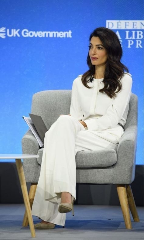 Iconic Faces, Stella Mccartney Dresses, Amal Clooney, Eye Of The Beholder, Trendy Fall Outfits, Sophia Loren, White Jumpsuit, Classy Women, Black Skinnies