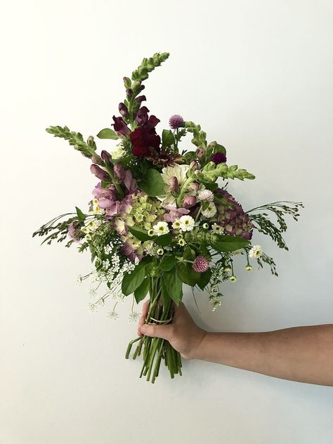 Bride Bouquet Flower Types, Foxglove Wedding Bouquet, Classic Flower Bouquet, Native Floral Arrangements, February Flower Arrangements, Woodland Flower Arrangements, Messy Bouquet, Minimal Flower Bouquet, Flour Bouquet