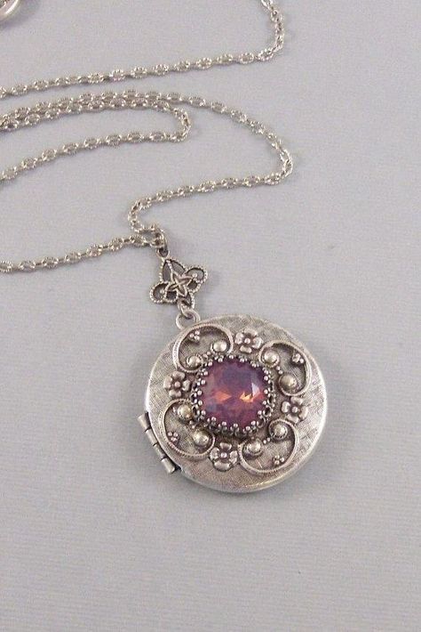 Victorian Locket Silver, Star Locket Necklace, Amethyst Necklace Aesthetic, Locket Necklace Aesthetic, Antique Amethyst Jewelry, Locket Ideas, Era Victoria, Necklace Locket, Vintage Jewelry Antique