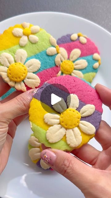 Cookies Recipes Indian, Cookie Decorating Videos, Painted Cookies, Rainbow Daisy, Recipe Tutorial, Paint Cookies, Baking Videos, Tasty Dessert, Rainbow Cookies