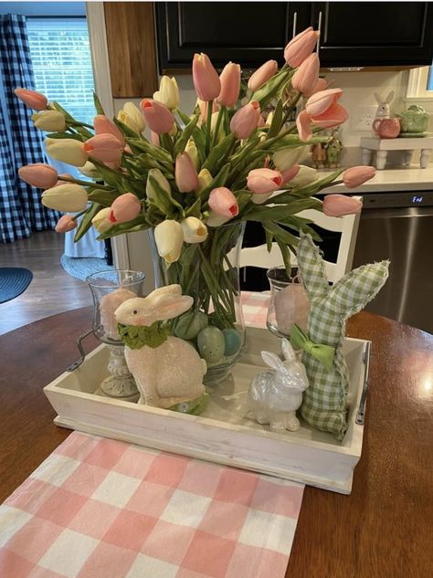 Round Easter Table Decor, Apartment Easter Decor, Spring Aesthetic Home Decor, Easter Kitchen Table Decor, Table Setting Easter, Easter Vase Ideas, Easter Fashion 2023, Easter Trays Centerpieces, 2024 Easter Decorations