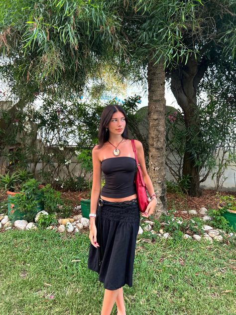 Belt Outfits Aesthetic, Aesthetic Midi Skirt Outfit, Midi Skirt Outfit Vintage, Chunky Outfit, Skirts Vintage, Midi Dresses Outfit, Summer Black Outfits Aesthetic, Summer Black Skirt Outfits, Black Summer Skirt Outfit