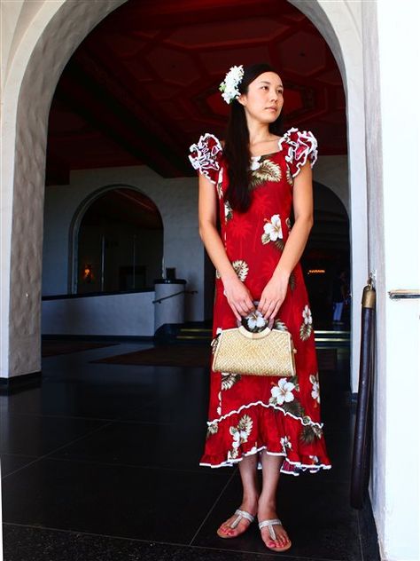 Muumuu dress Coordinate Hawaiian Dress Design, Hawaiian Dress Traditional, Hawaiian Style Wedding Dress, Hawaiian Party Dress, Red Hawaiian Floral Print Dress, Outdoor Wedding Outfit, Flowing Wedding Dresses, Hula Dress, Hawaiian Wedding Dress