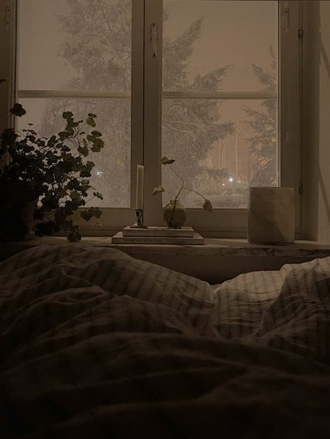 Cozy Winter Aesthetic Home, Winter Aesthetic Indoors, Winter Room Aesthetic Bedroom, Snowy Room Aesthetic, Cozy Soft Aesthetic, Clean Cozy Aesthetic, Cozy Night Aesthetic Bedroom, Big Comfy Bed Aesthetic, Cozy Bedroom Window Aesthetic