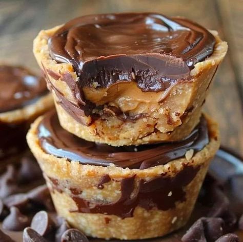 Chocolate Peanut Butter Pies, Peanut Butter Pies, Easy Peanut Butter Pie, Peanut Butter Rice Krispies, Chocolate Rice Krispies, Peanut Butter Cups Recipe, Chocolate Peanut Butter Pie, Peanut Butter Chocolate Bars, Dessert Simple